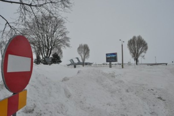 Armata a intervenit pentru o ambulanţă blocată între Moviliţa şi Techirghiol